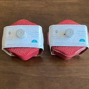 The Pioneer Woman Red Snowflake Mini Cocotte with Lid - Set of 2